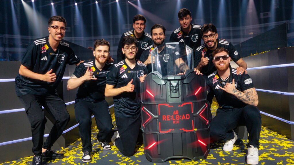 Команда FURIA з Rainbow Six з трофеєм на сцені, усипаній жовтим конфетті