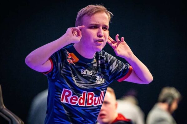 Зірка кіберспорту EA FC Вейрганг підписав контракт з Team Falcons