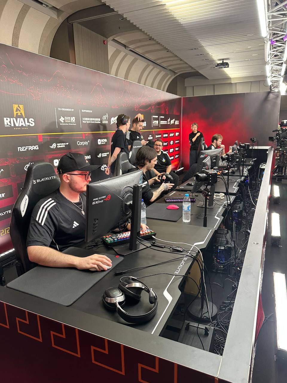 Falcons і FURIA очолюють групи в Гонконзі та забезпечують собі місця в півфіналі BLAST Rivals 2025 Season 2